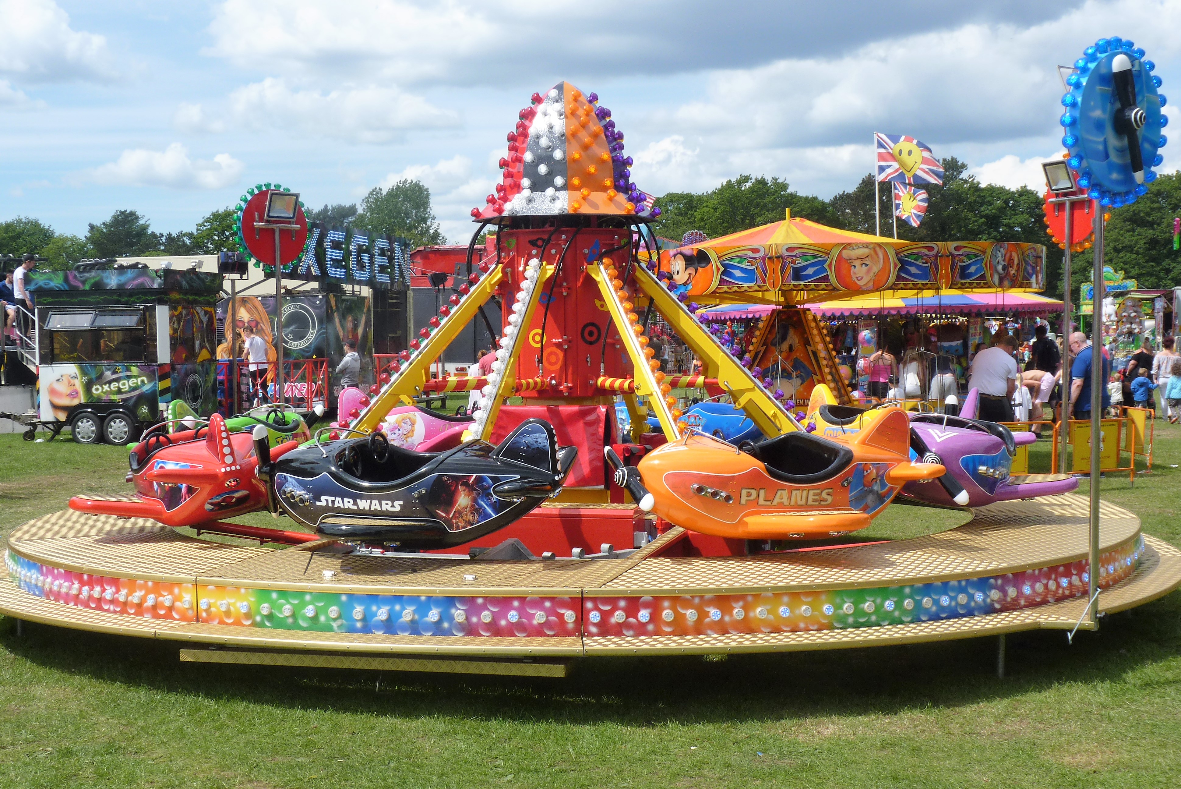 Funfair перевод на русский. Ярмарка аттракционов. Детские аттракционы. Американские ярмарочные аттракционы. Ярмарка парк аттракционов.